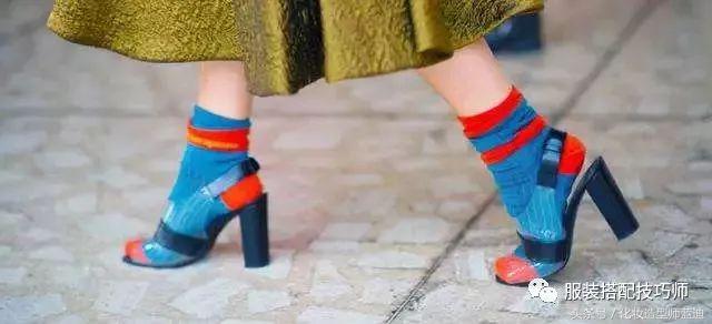 袜子鞋的穿衣搭配图,时尚穿搭小技巧袜子怎么穿好看
