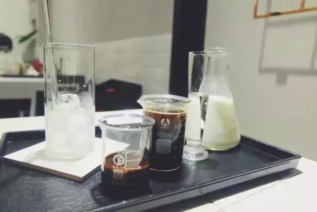 咖啡馆吃麻辣烫,咖啡馆里喝咖啡