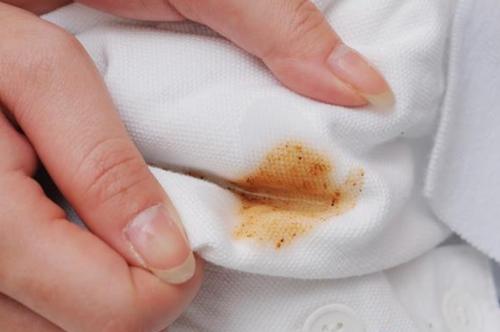 牙膏去除衣服上的油渍小窍门,牙膏去衣服油渍