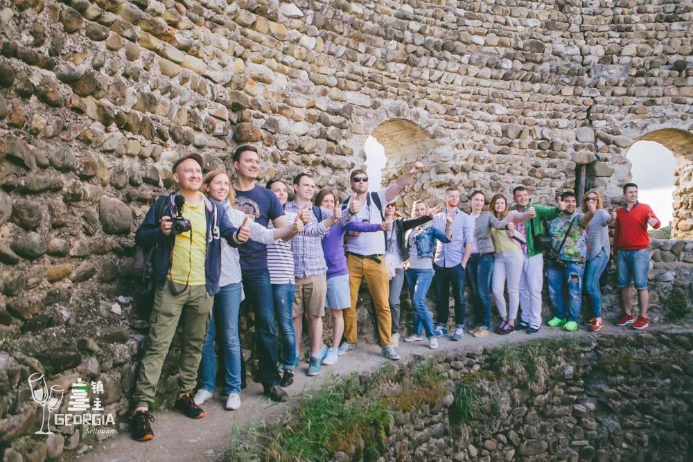 藏在山谷间的红酒小镇,藏在山谷的红酒小镇