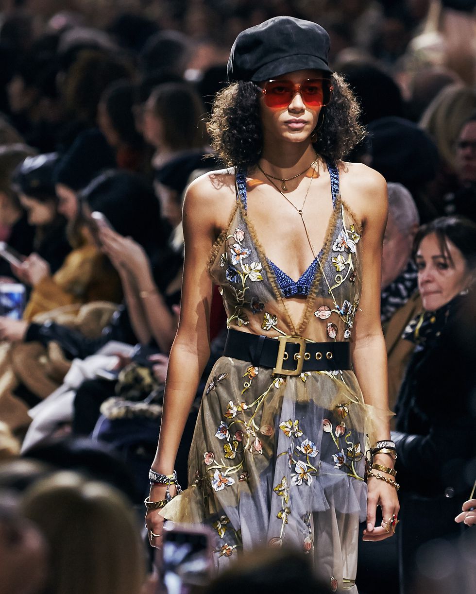 dior成衣秀经典,dior2018秋冬时装复古巴黎郊区