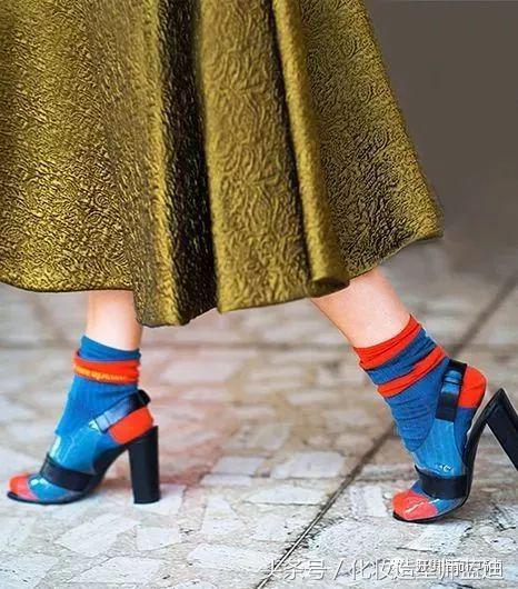袜子鞋的穿衣搭配图,时尚穿搭小技巧袜子怎么穿好看