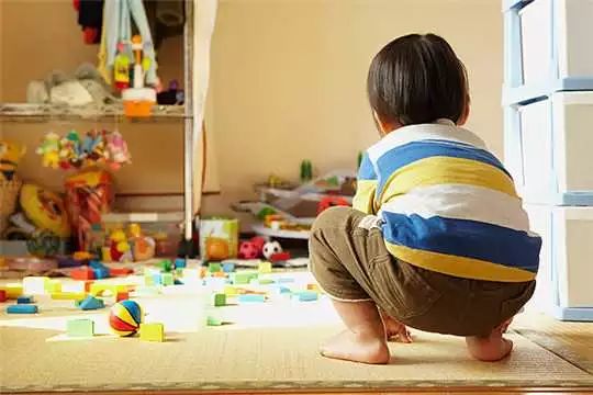 孩子乱扔东西都是惯出来,娃乱扔东西