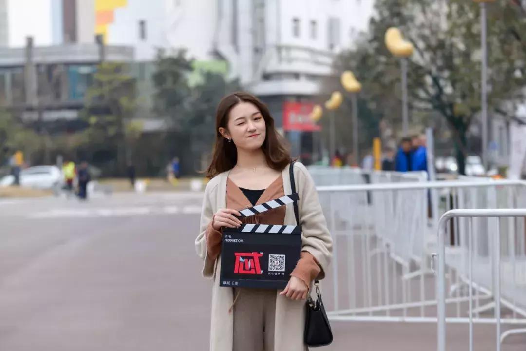 明星二姐张歆艺街拍,张歆艺红色波点裙伦敦街拍