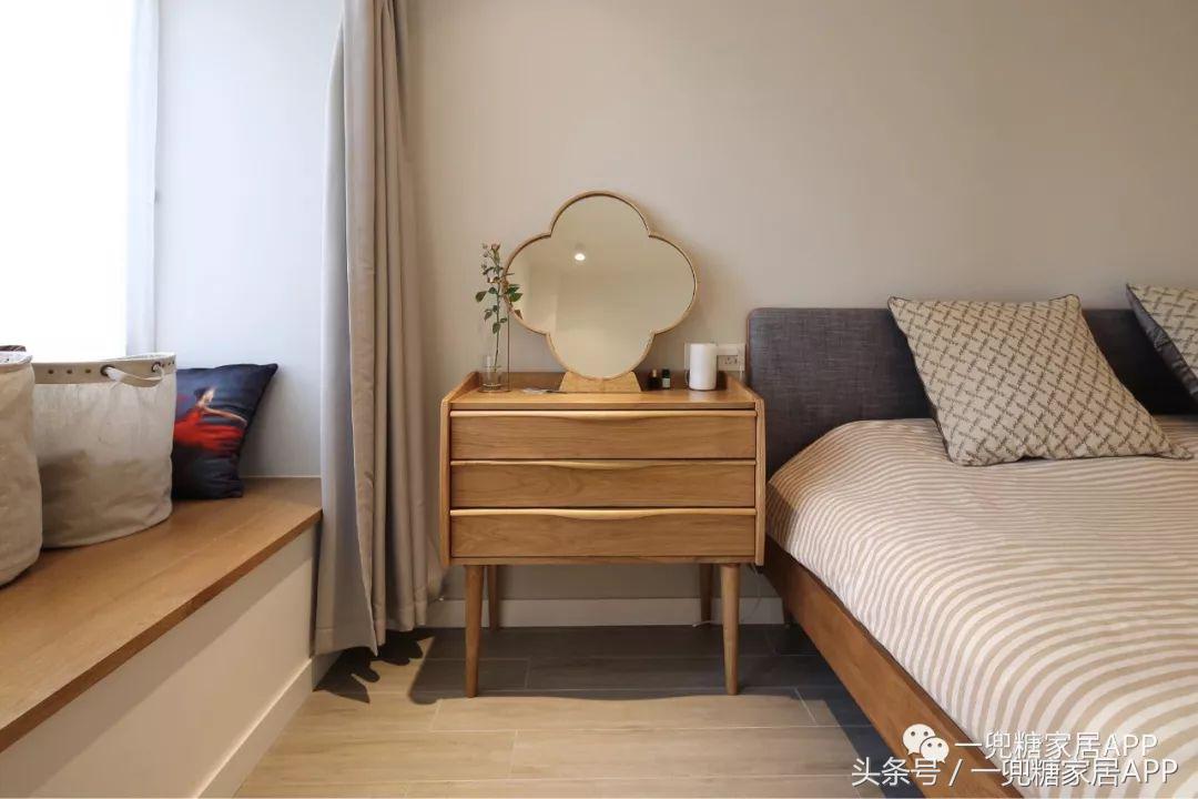 沙发墙开了一扇窗,沙发背景墙可收纳极简风