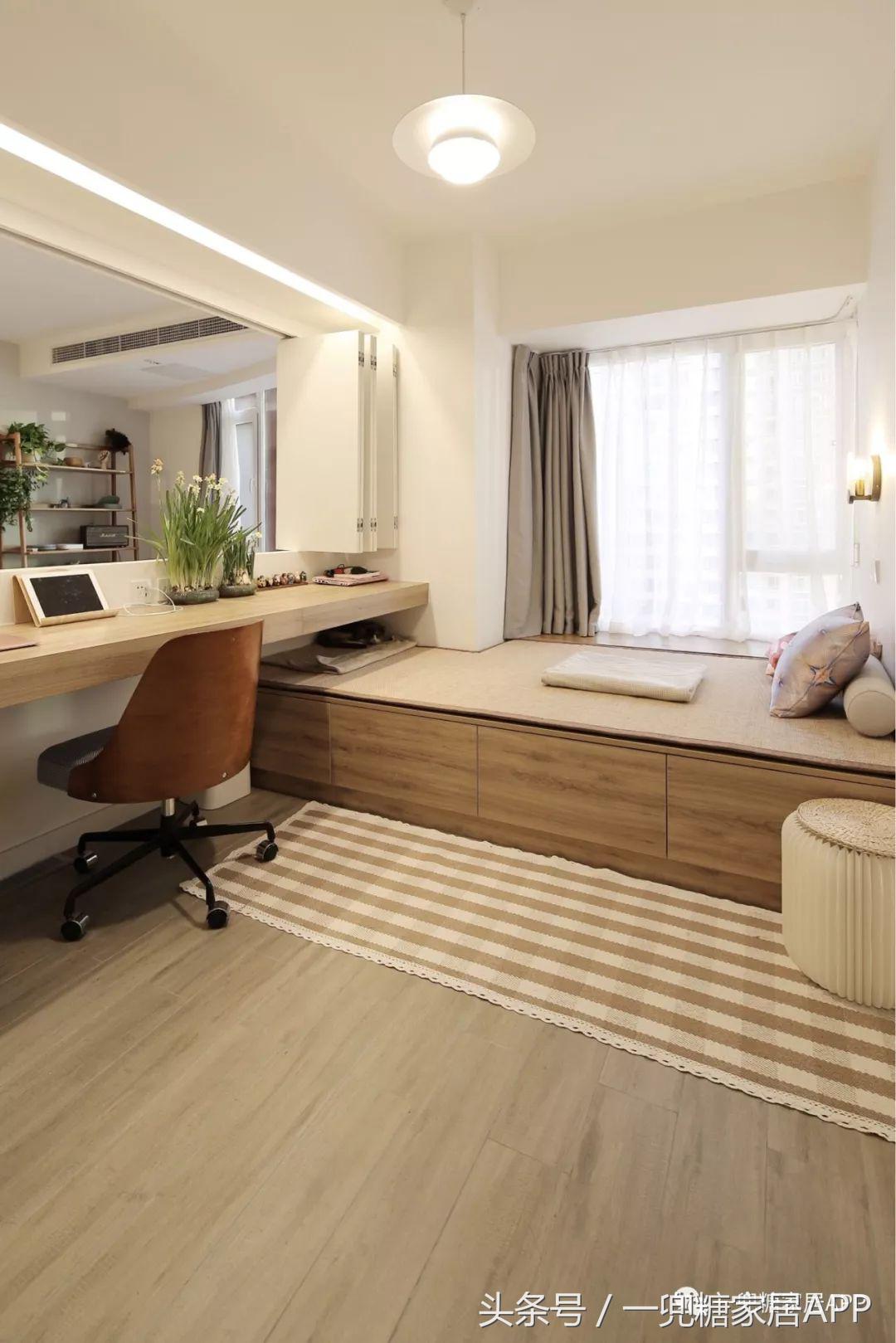 沙发墙开了一扇窗,沙发背景墙可收纳极简风