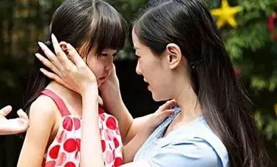 孩子乱扔东西都是惯出来,娃乱扔东西