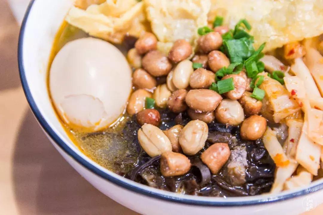 咖啡馆吃麻辣烫,咖啡馆里喝咖啡