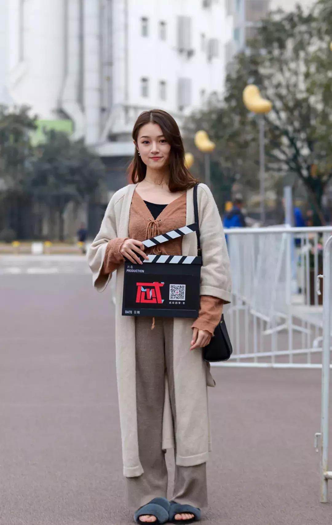 明星二姐张歆艺街拍,张歆艺红色波点裙伦敦街拍