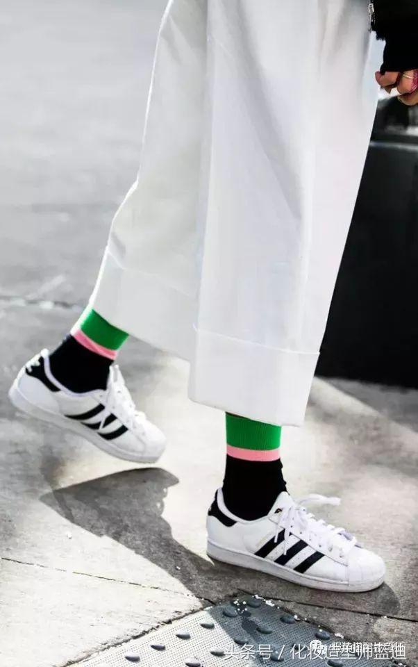 袜子鞋的穿衣搭配图,时尚穿搭小技巧袜子怎么穿好看