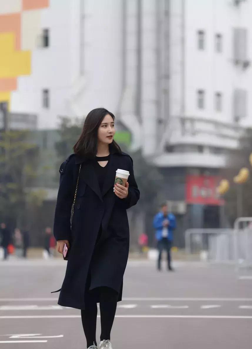 明星二姐张歆艺街拍,张歆艺红色波点裙伦敦街拍