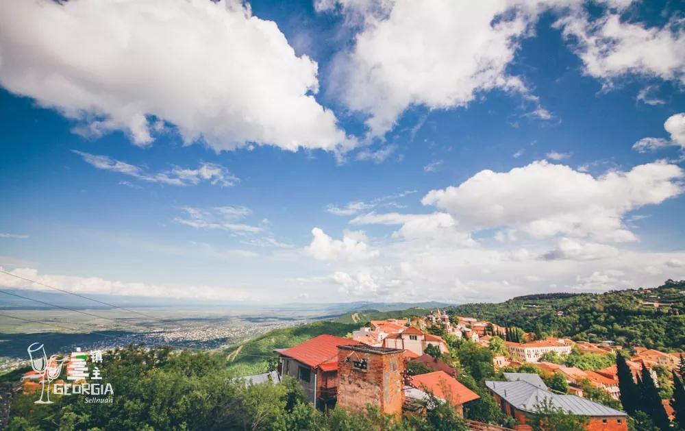 藏在山谷间的红酒小镇,藏在山谷的红酒小镇