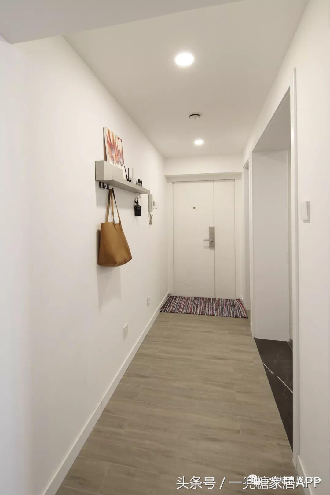 沙发墙开了一扇窗,沙发背景墙可收纳极简风