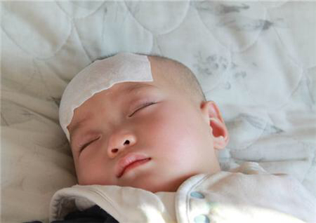 小宝宝住院反反复复发烧怎么办,小宝宝病毒性发烧的最佳治疗方法