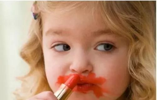 孩子乱扔东西都是惯出来,娃乱扔东西