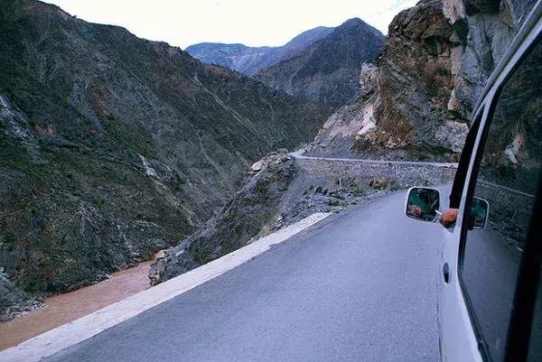 自驾游怎么穿越雪谷,自驾穿越雪地雾凇视频
