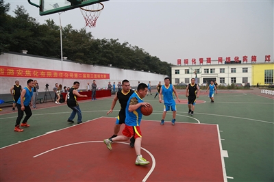 勇立潮头踏浪行奋楫扬帆天地宽,勇立潮头踏浪行下一句