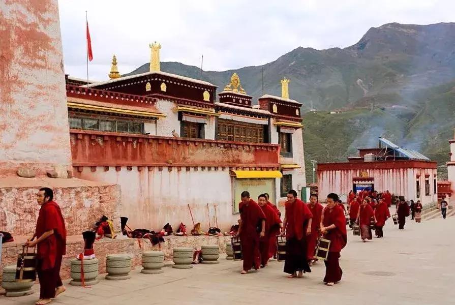 自驾游怎么穿越雪谷,自驾穿越雪地雾凇视频