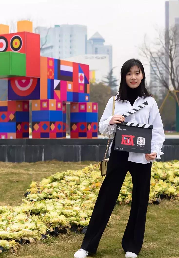 明星二姐张歆艺街拍,张歆艺红色波点裙伦敦街拍