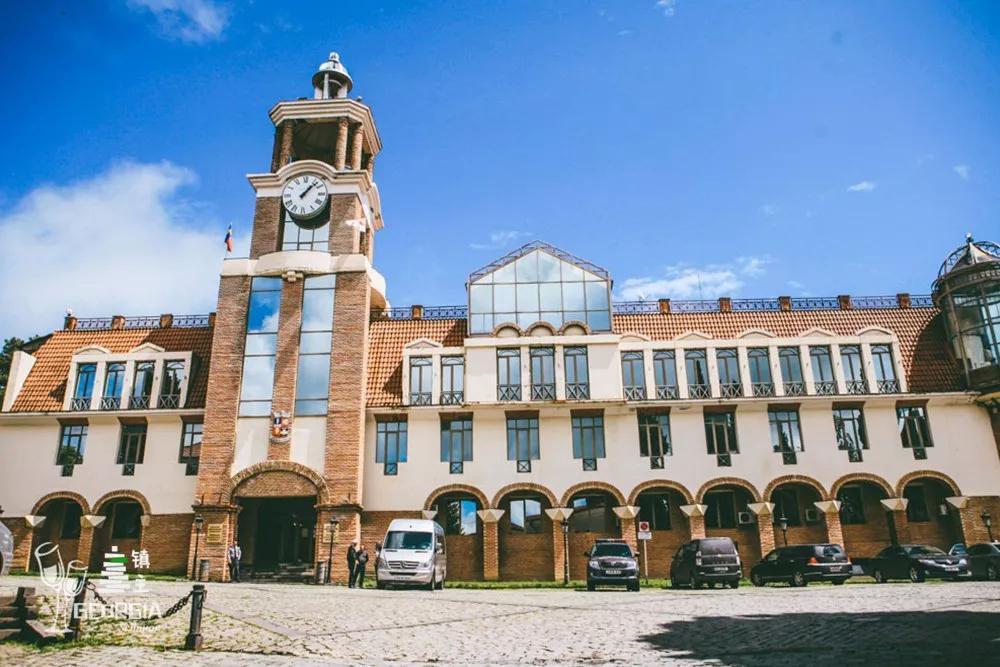 藏在山谷间的红酒小镇,藏在山谷的红酒小镇