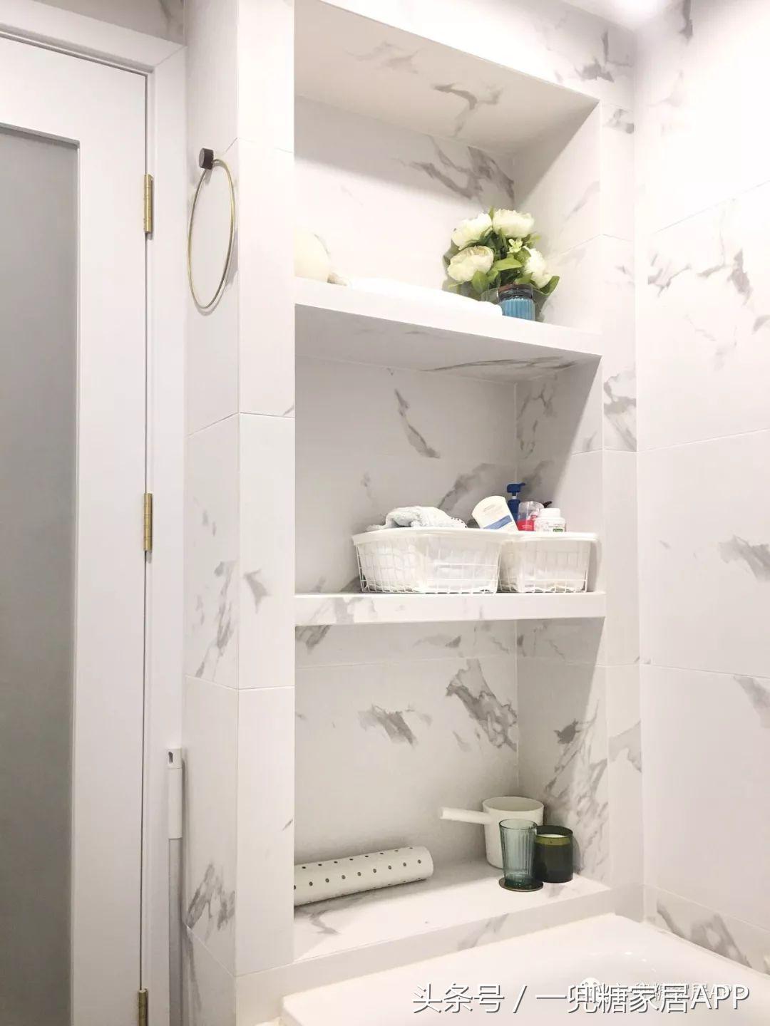 沙发墙开了一扇窗,沙发背景墙可收纳极简风