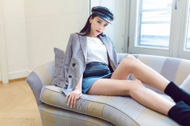 为了演戏放弃模特，但自带的“漫画腿”却让她被整个时尚圈记住了