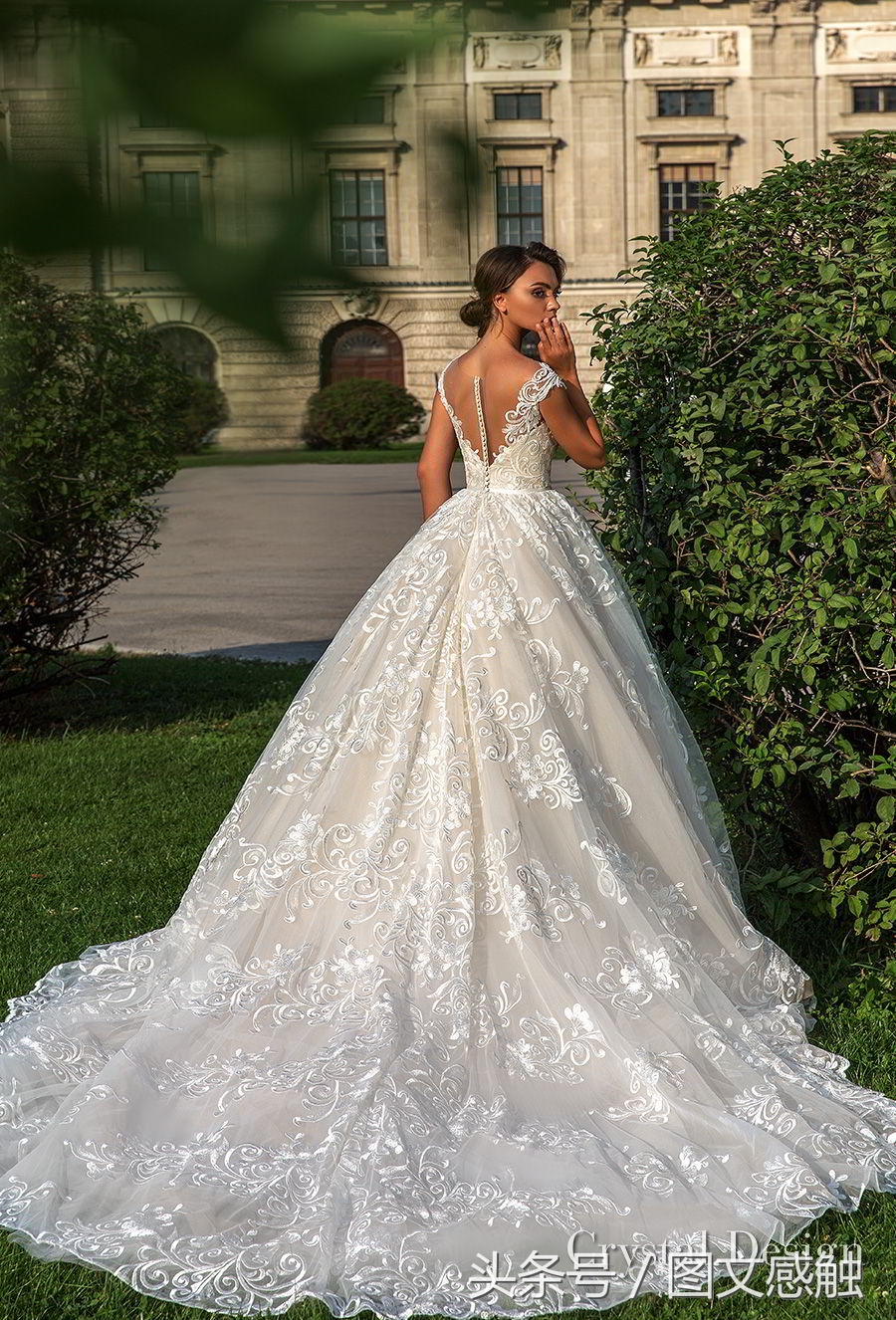水晶设计2018婚纱“皇家花园”及高级定制新娘礼服