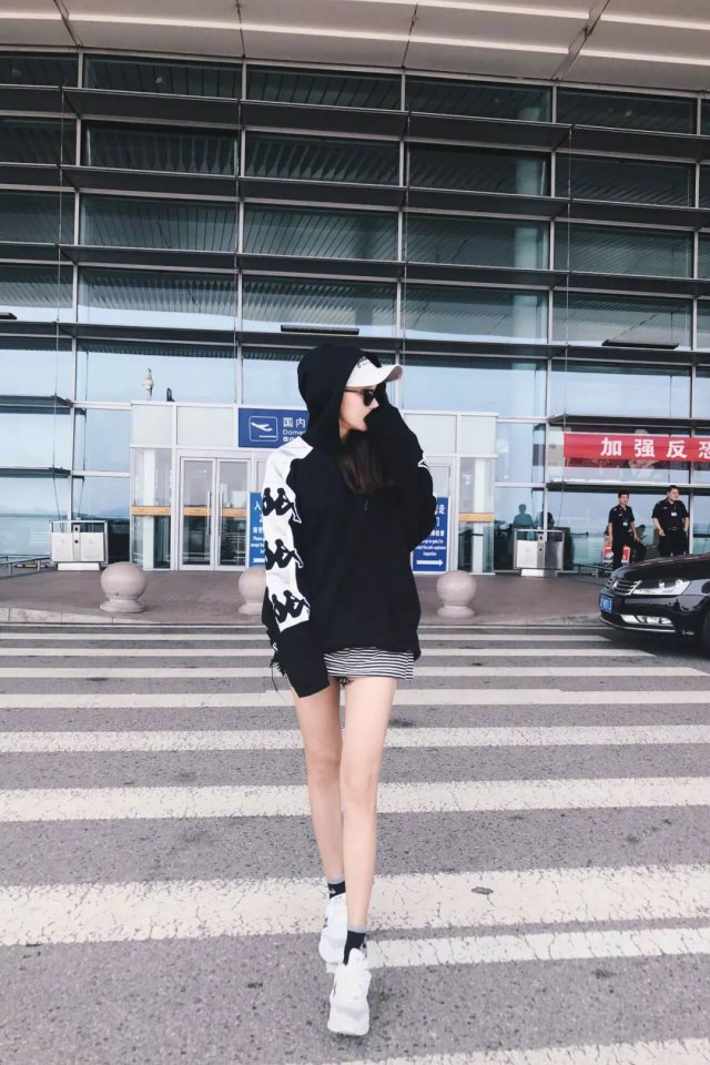 为了演戏放弃模特，但自带的“漫画腿”却让她被整个时尚圈记住了