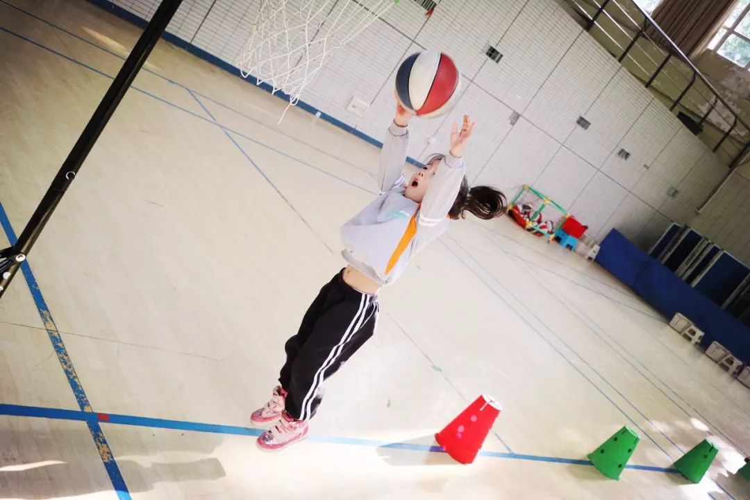 小学女生打篮球有什么好处,女孩子打篮球的好处