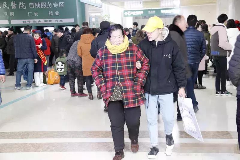 阜阳发热门诊爆满,阜阳六院2楼门诊