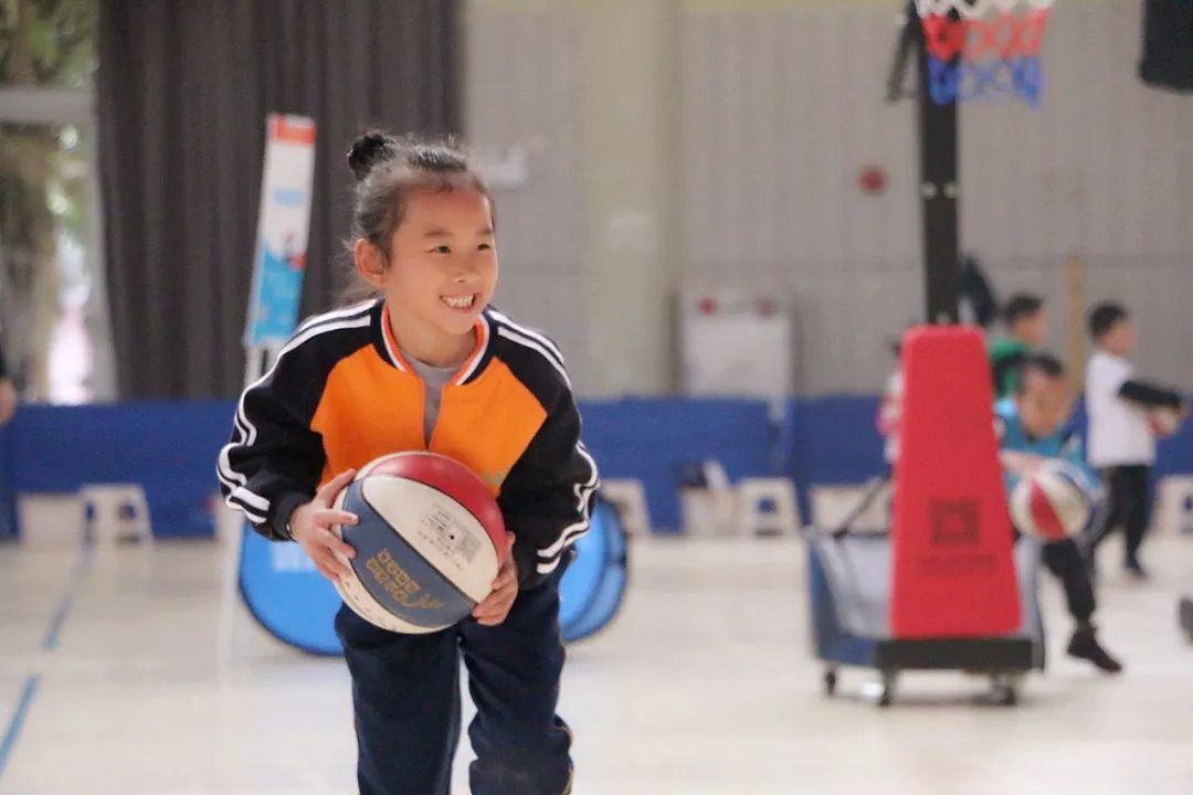 小学女生打篮球有什么好处,女孩子打篮球的好处