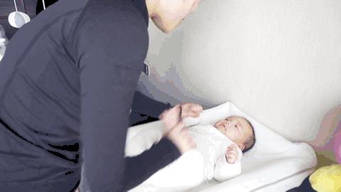 宝宝晚上胀气乱动可以安抚么,宝宝夜里胀气肚子疼