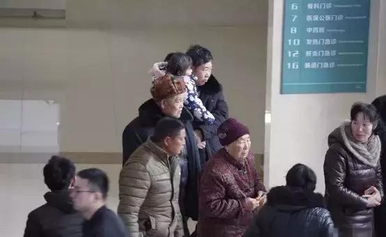 阜阳发热门诊爆满,阜阳六院2楼门诊