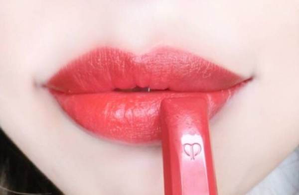 适合中年女性的口红颜色及品牌,第一次买口红买哪个好一点