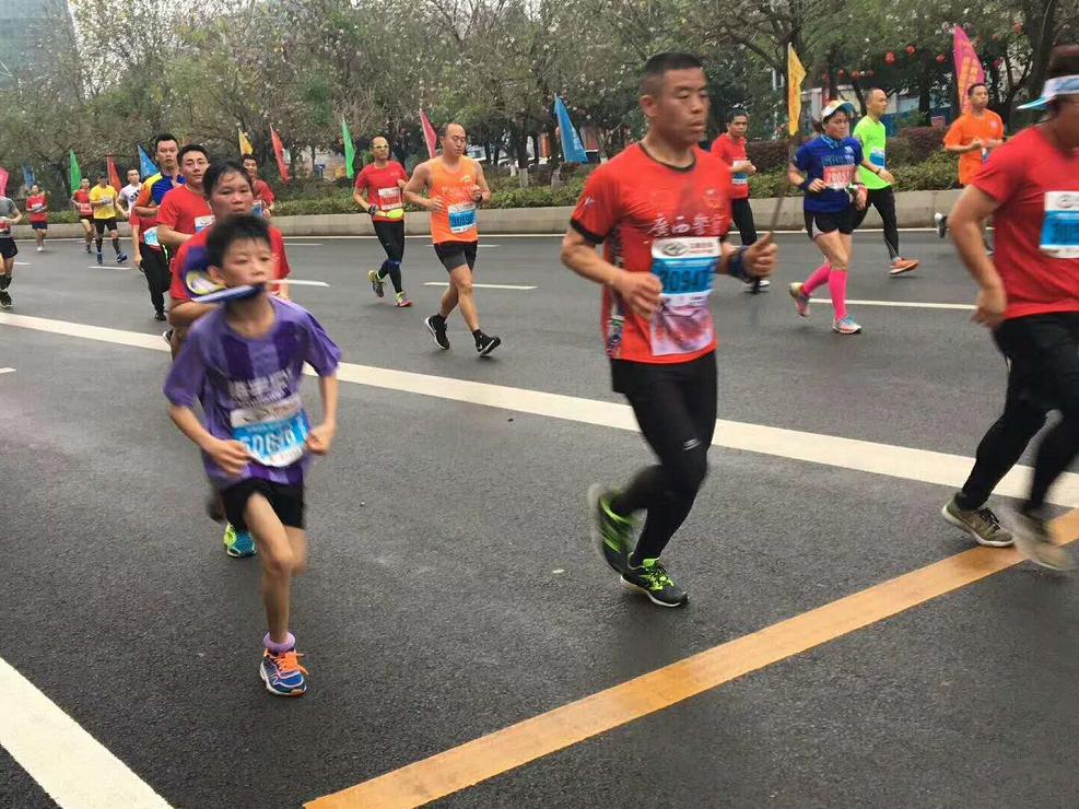 9岁小孩挑战马拉松,马拉松9岁小朋友