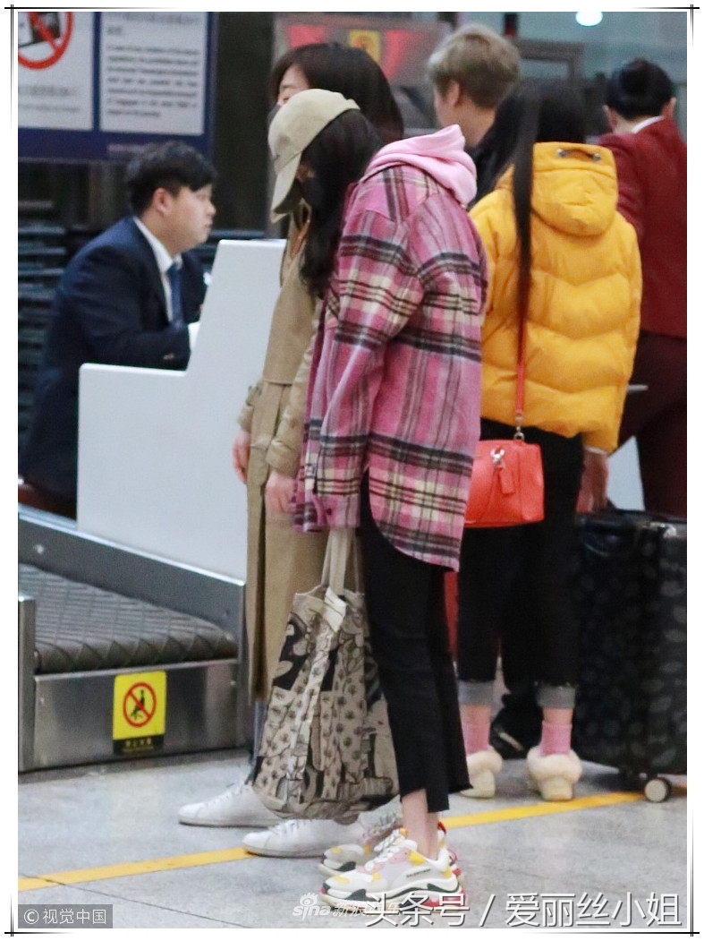 杨幂穿搭露腿靴子,杨幂黑细裤穿搭