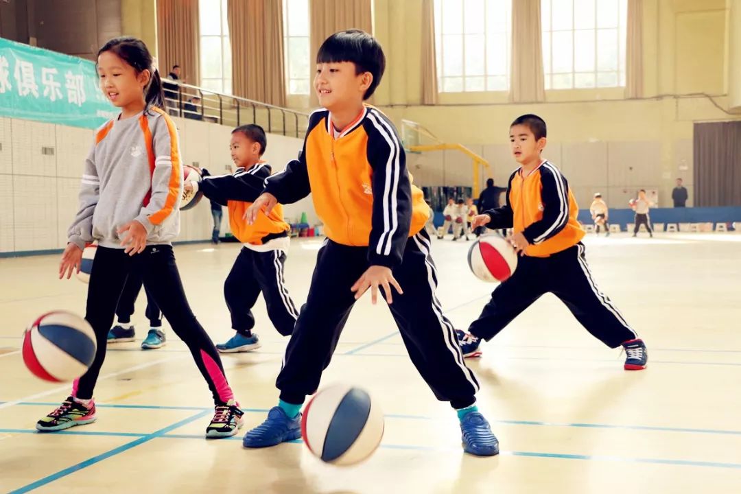 小学女生打篮球有什么好处,女孩子打篮球的好处