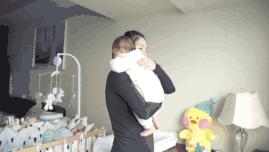 宝宝晚上胀气乱动可以安抚么,宝宝夜里胀气肚子疼