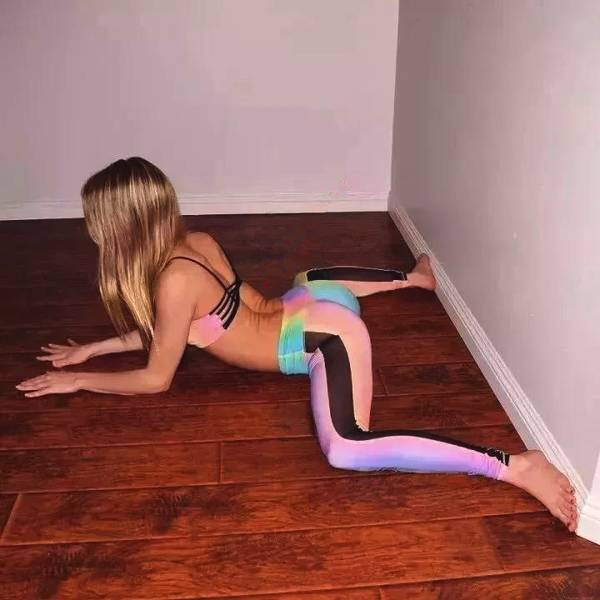 两分钟瑜伽中的青蛙趴教程,瑜伽双脚张开的动作视频青蛙趴