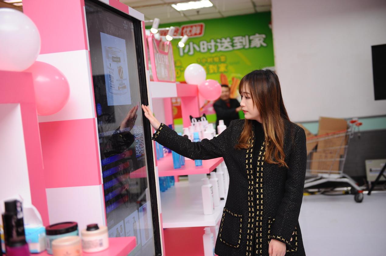 跨界high爆快闪店!来自天猫x大润发的专属女王黑科技PARTY