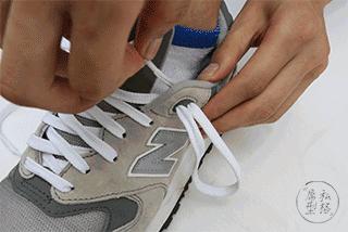 简单又不容易松的系鞋带小技巧,穿鞋带的方法教程慢动作双蝴蝶结