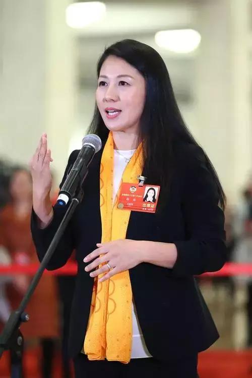 有人教手语全都跟着学，还有人说哭了...原来你是这样的委员通道