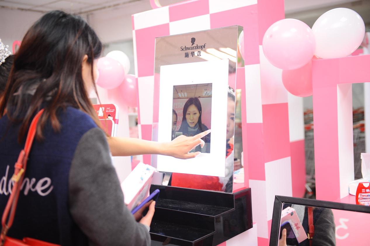 跨界high爆快闪店!来自天猫x大润发的专属女王黑科技PARTY