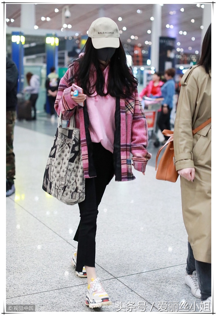 杨幂穿搭露腿靴子,杨幂黑细裤穿搭