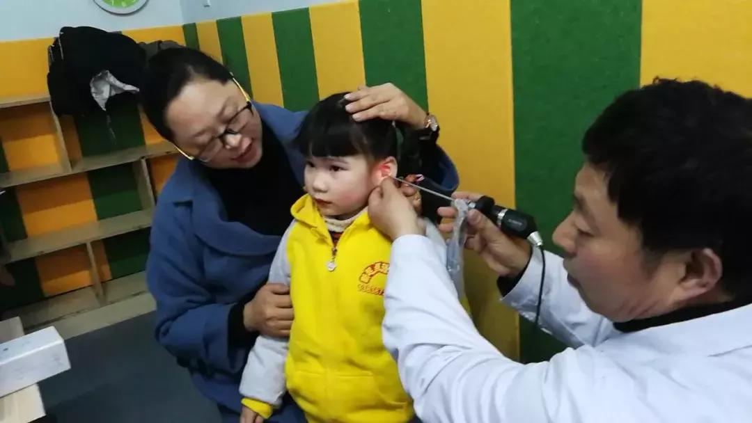 南阳医专二附院深入听力语言康复中心开展爱心义诊活动