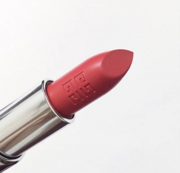 适合中年女性的口红颜色及品牌,第一次买口红买哪个好一点