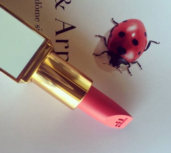 适合中年女性的口红颜色及品牌,第一次买口红买哪个好一点