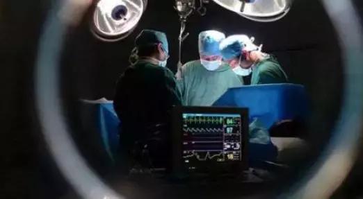 大学生做飞秒手术后濒临死亡,大学生救死扶伤后死亡