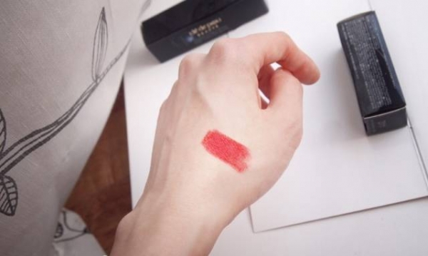 适合中年女性的口红颜色及品牌,第一次买口红买哪个好一点