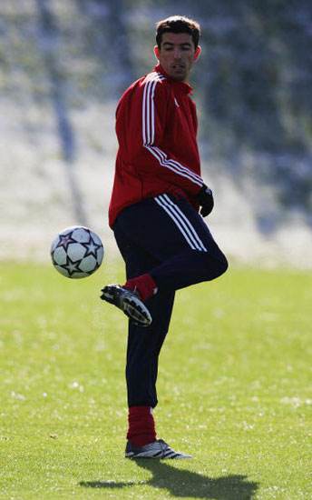 踢足球技巧基础教程,如何快速学会踢足球的基本功